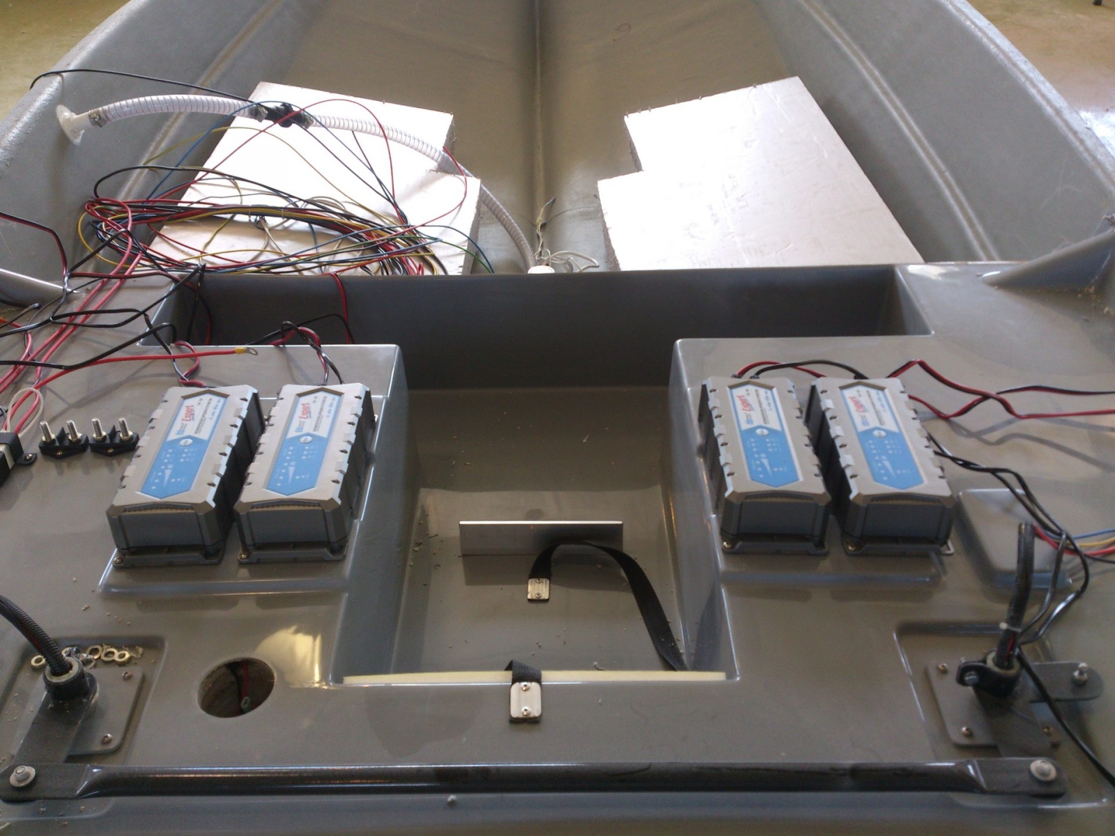 Зарядное устройство Battery Service Expert в лодках E-motion