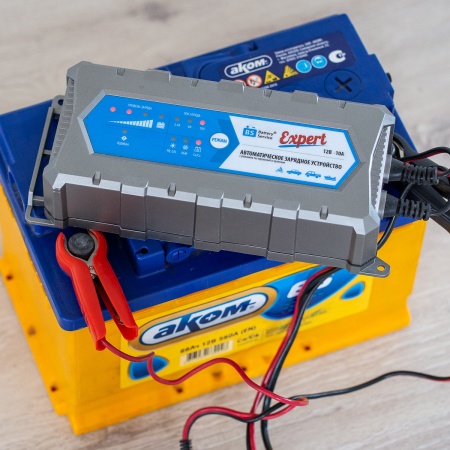 зарядка автомобильного аккумулятора умным зарядным устройством